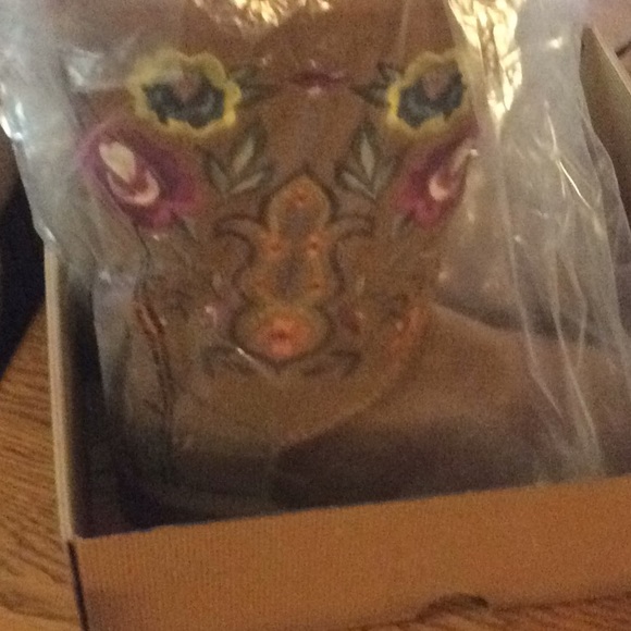 UGG Juliette Tan embroidered boots EUC US 6 As New - Picture 4 of 10